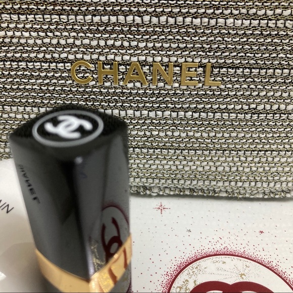 CHANEL HYDRATION ON-HAND
Essentials Set - Picture 6 of 6